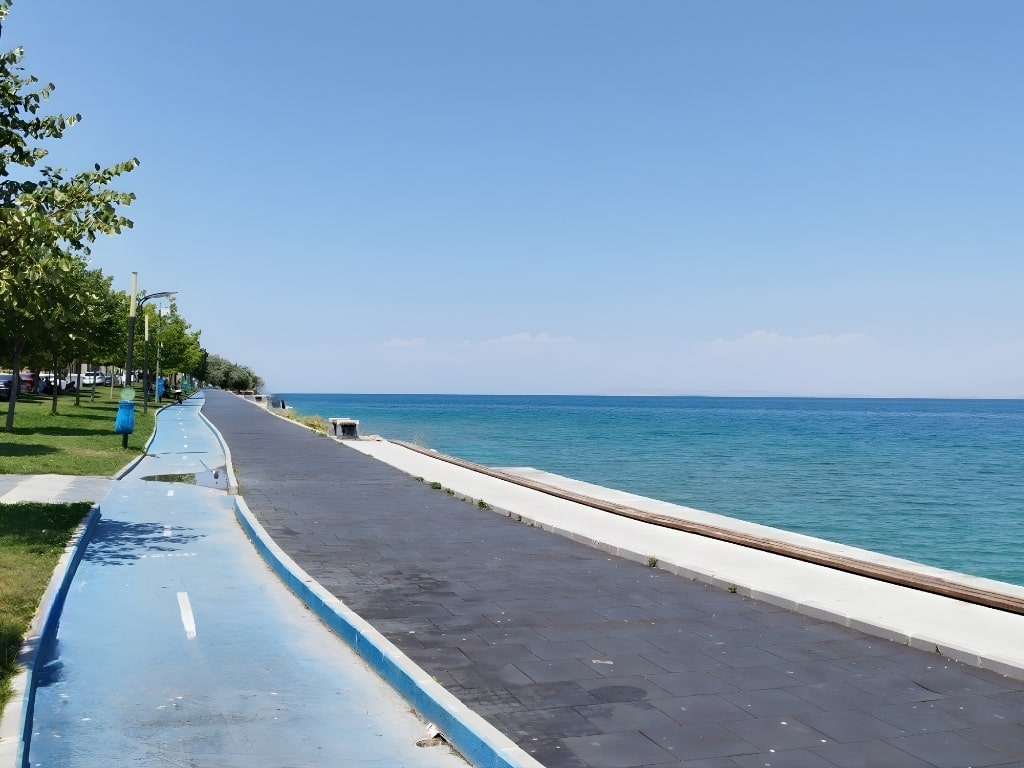 Edremit Beach (Van) Edremit Beach (Van)