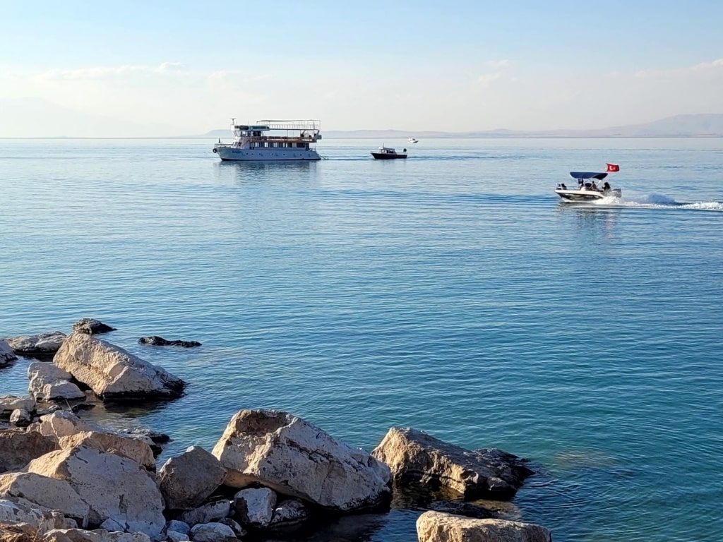 Edremit Lake (Van) Edremit Lake (Van)